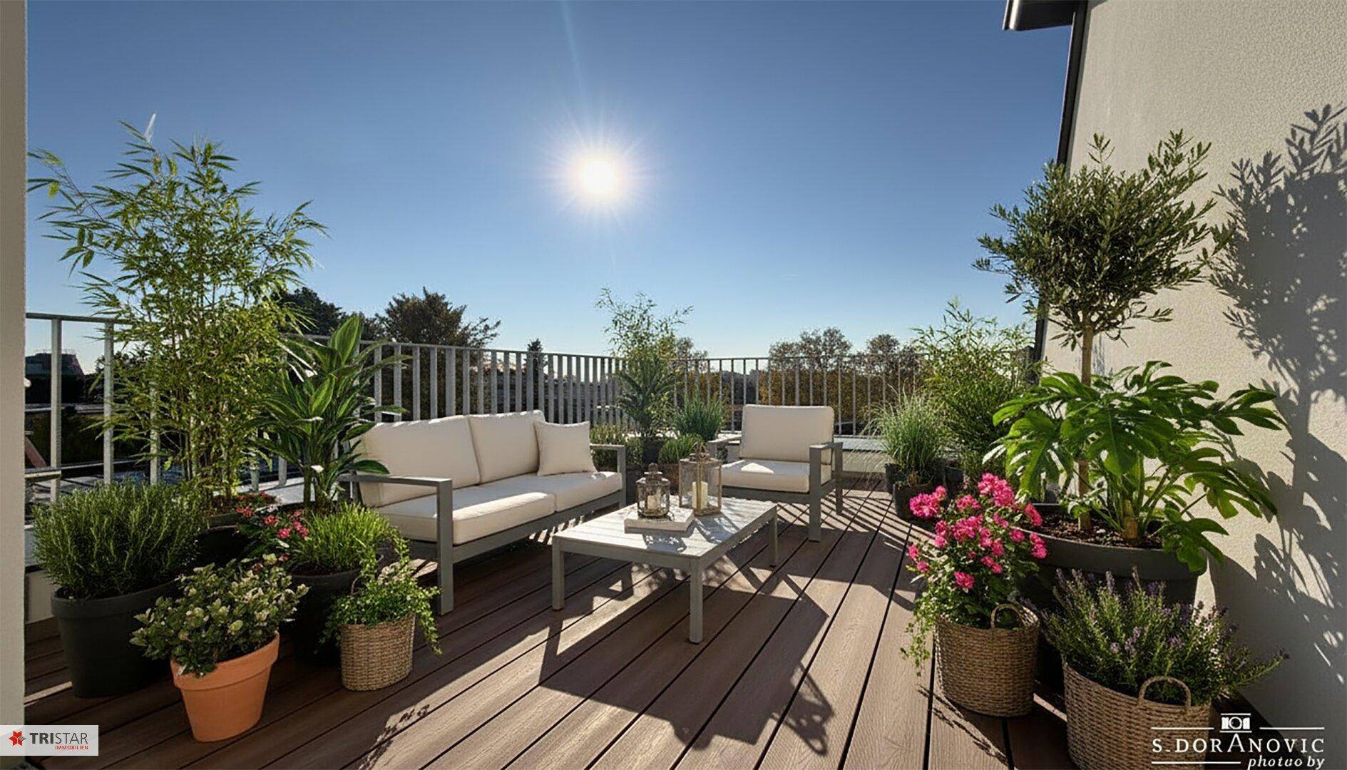 Sonnige Dachterrasse mit Holzboden, Pflanzen und bequemen Gartenmöbeln für entspannte Stunden.