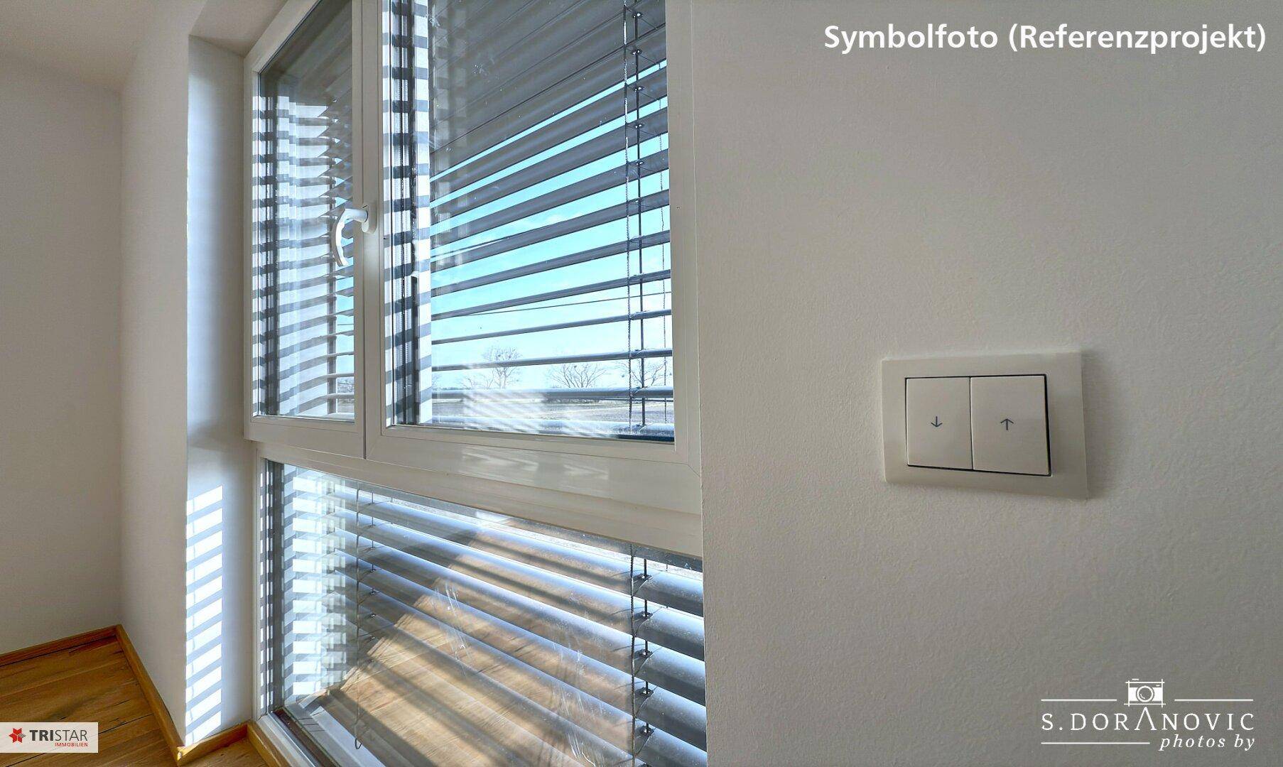 Modernes Fenster mit Jalousien und einem Lichtschalter an der weißen Wand, sorgt für Privatsphäre.