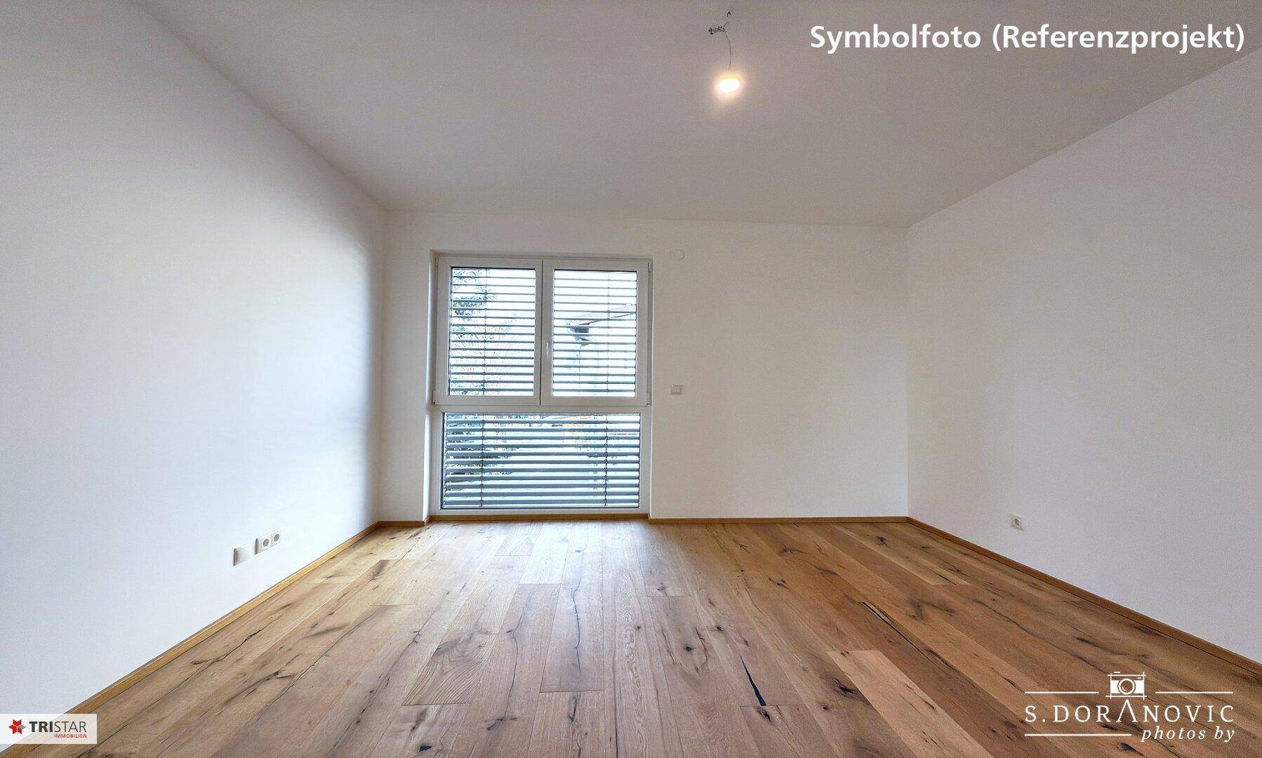 Helles Zimmer mit Holzboden und Fenster mit Jalousien, bereit zur individuellen Gestaltung.