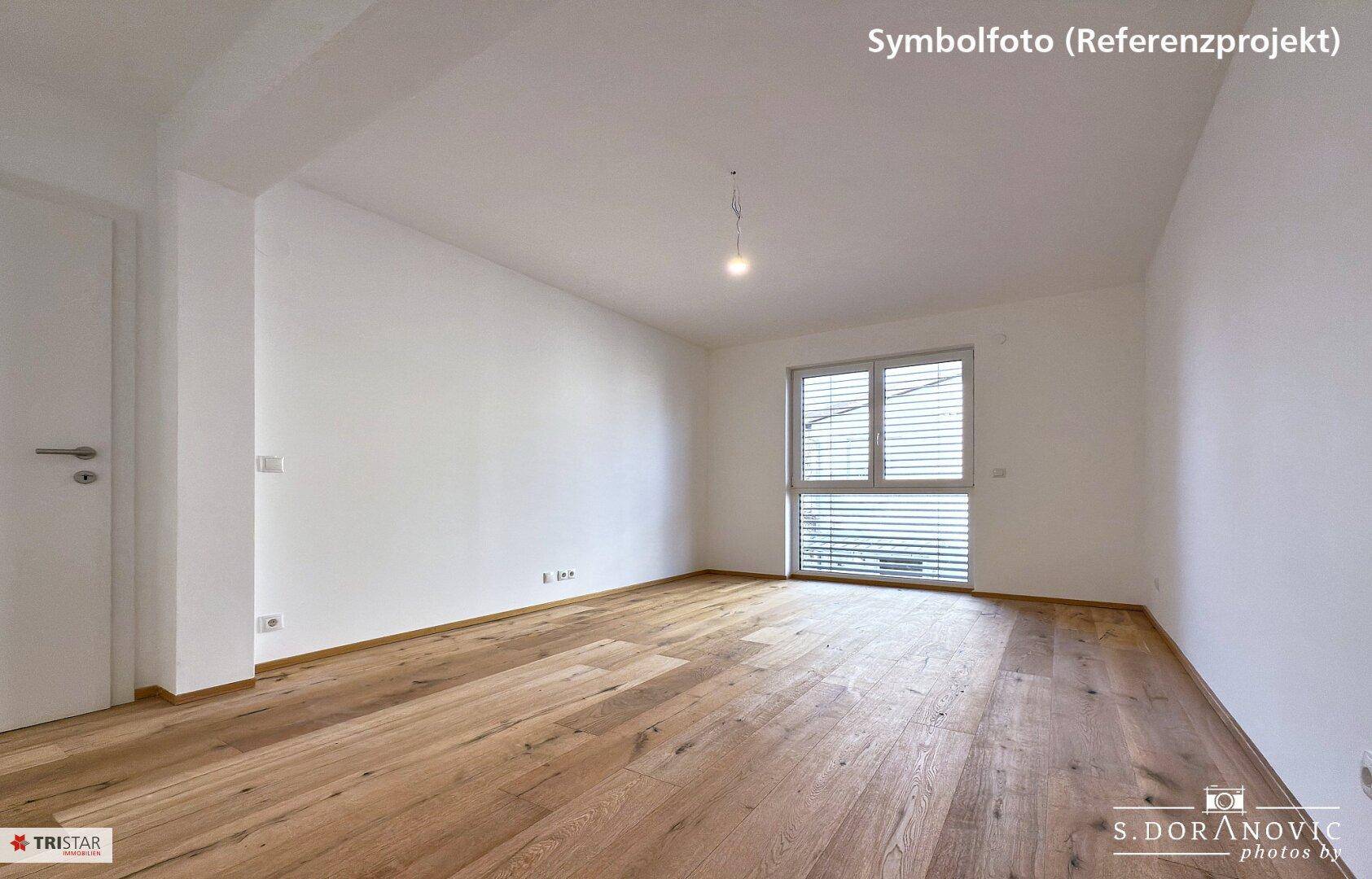 Geräumiges Zimmer mit Holzboden und Fenster mit Jalousien, bietet viel Platz und Licht.