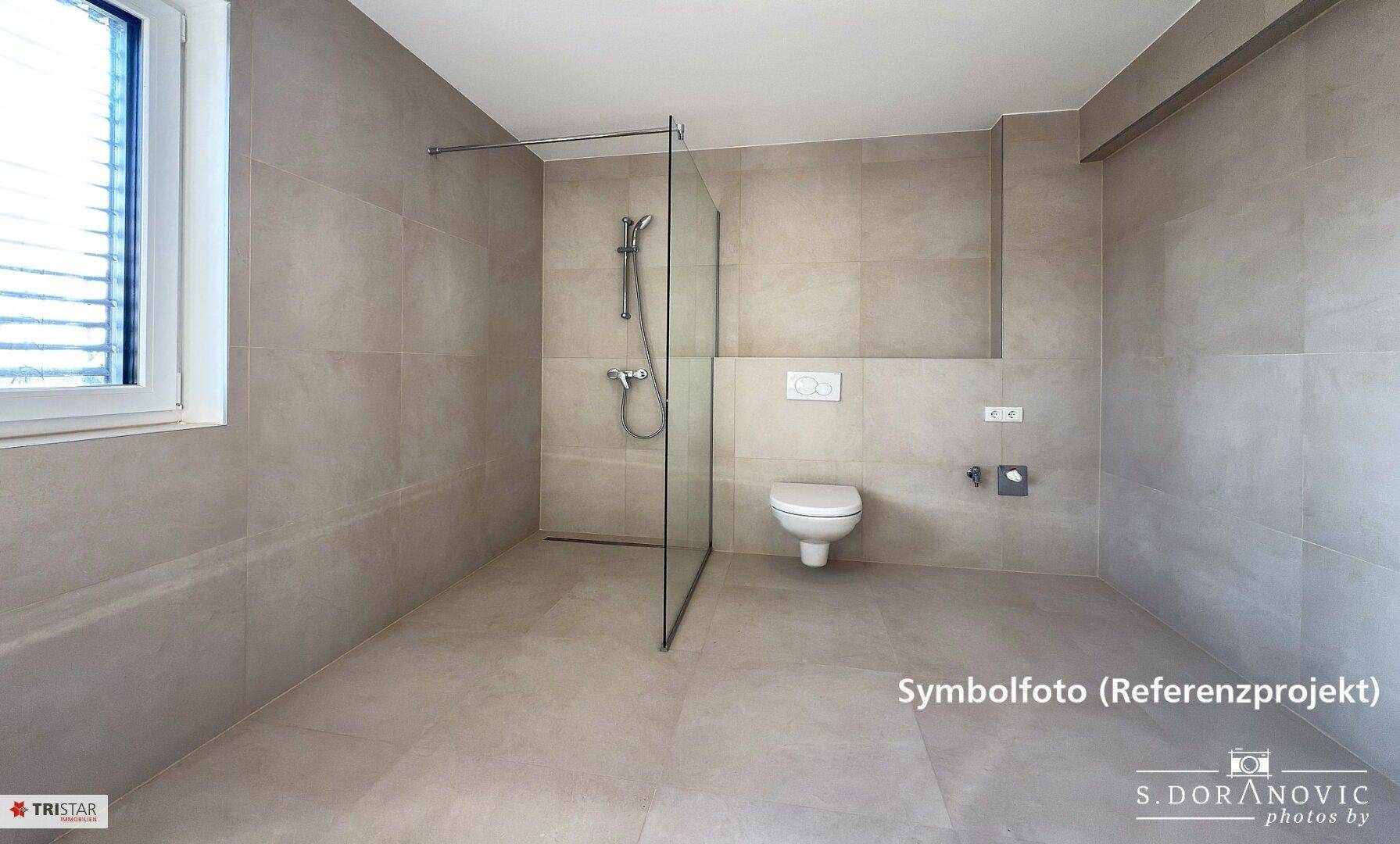 Modernes Badezimmer mit begehbarer Dusche, wandhängendem WC und Fenster, alles in hellen Fliesen.