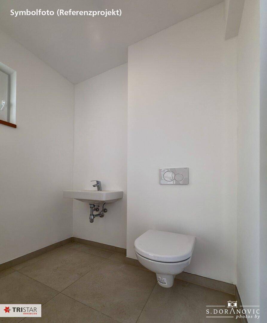 Modernes Gäste-WC mit wandhängendem WC, kleinem Waschbecken und Fenster für Belüftung.