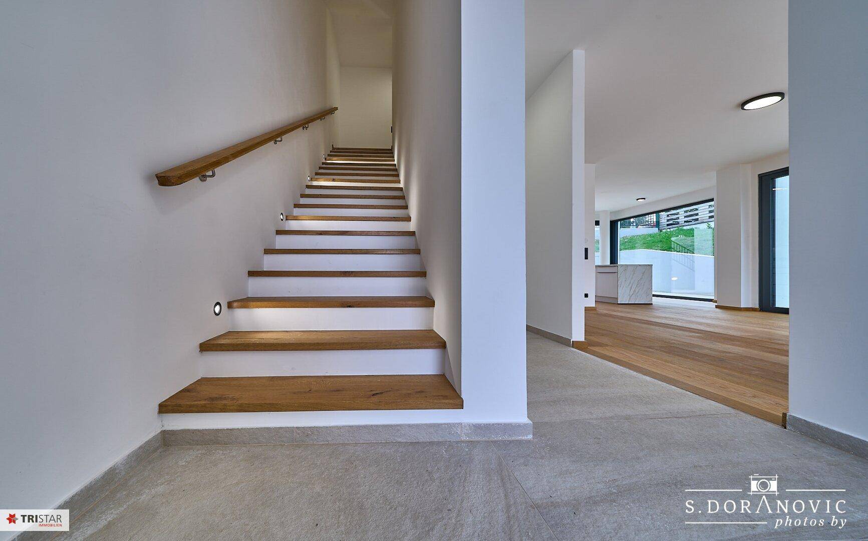 NEU! ++ Gießhübl/Maria Enzersdorf ++ Exklusives Haus mit Pool, Garten, Dachterrasse &amp; 2 Carport-Stellplätzen ++ Vollunterkellert ++ inkl. Küche ++ - Още