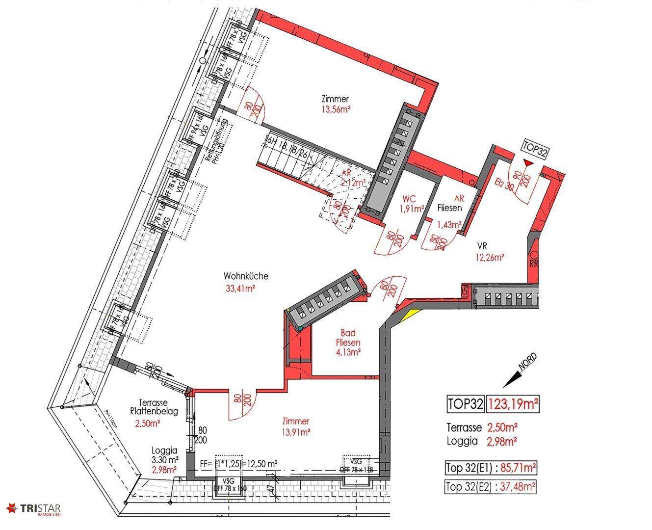 Grundriss der unteren Ebene mit Wohnküche, Zimmern, Bad und Zugang zu Terrasse und Loggia.