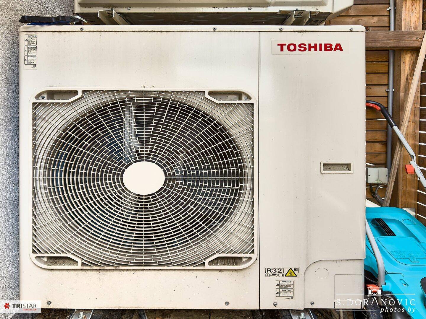 Außeneinheit einer Toshiba Wärmepumpe, die umweltfreundliche Heizung ermöglicht.
