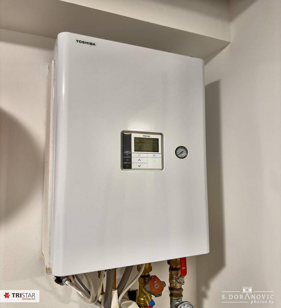 Nahaufnahme einer modernen Toshiba Wärmepumpe für effiziente Warmwasserbereitung.