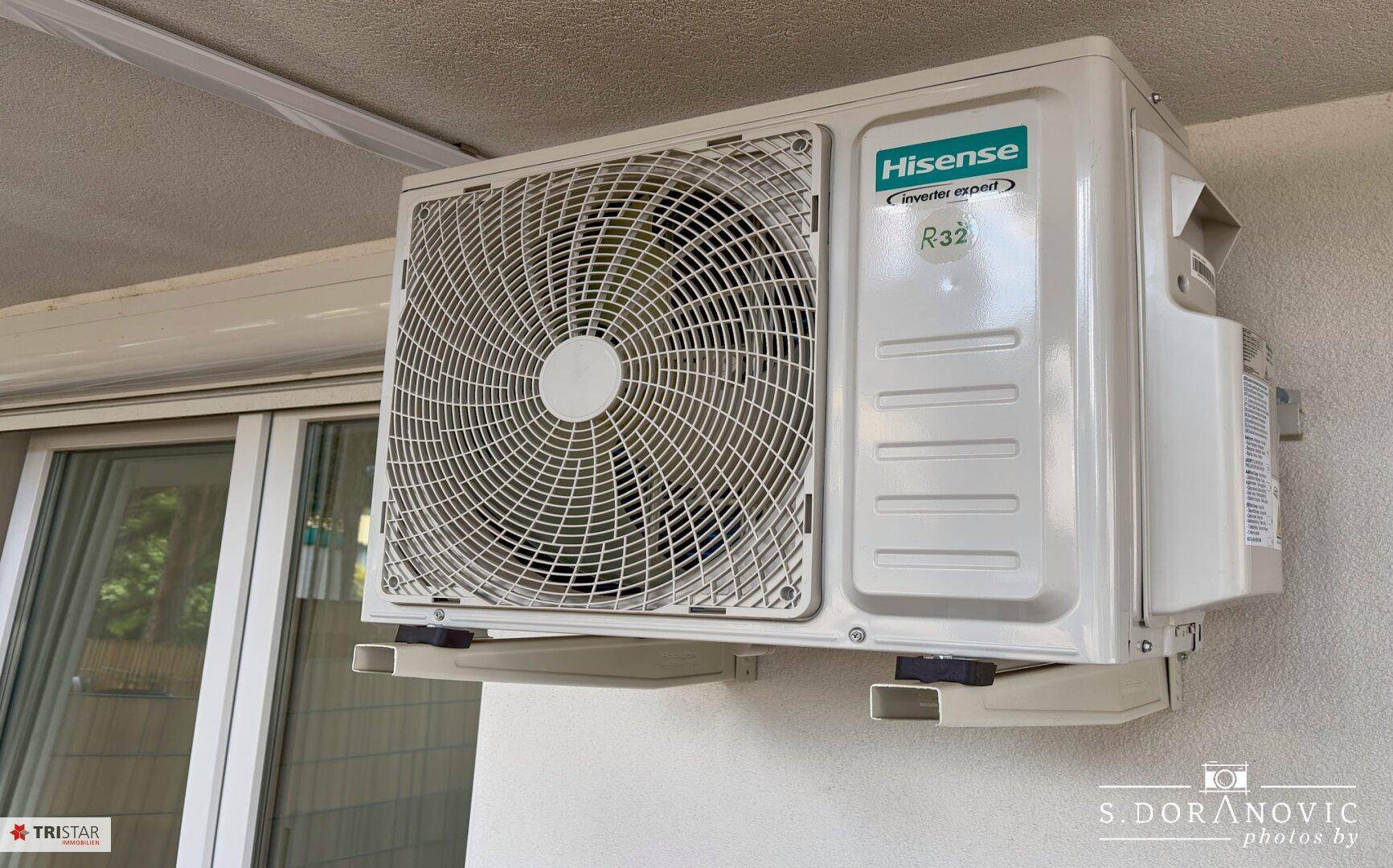 Außenansicht einer Klimaanlage an der Fassade des Gebäudes.