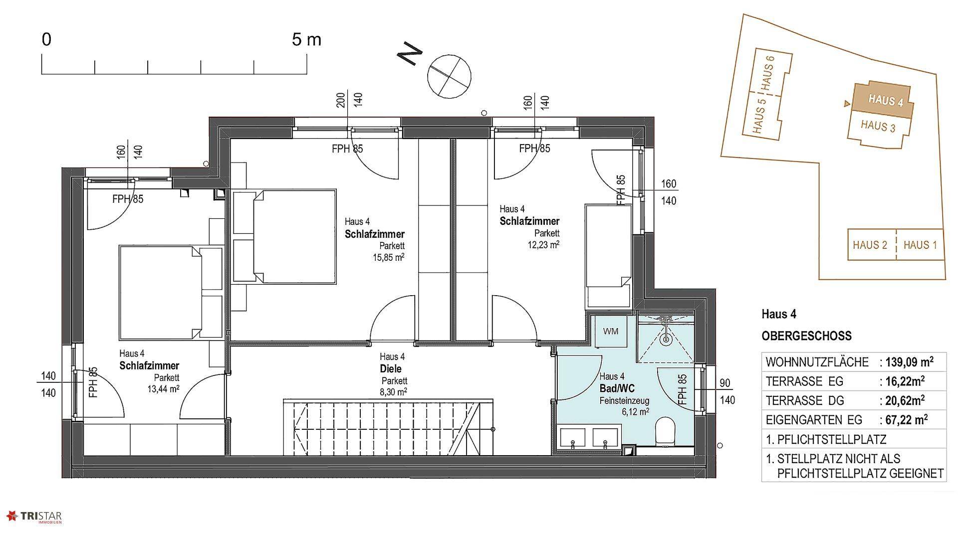 Grundriss des Obergeschosses von Haus 4 mit drei Schlafzimmern und einem Badezimmer mit Dusche und Doppelwaschbecken.