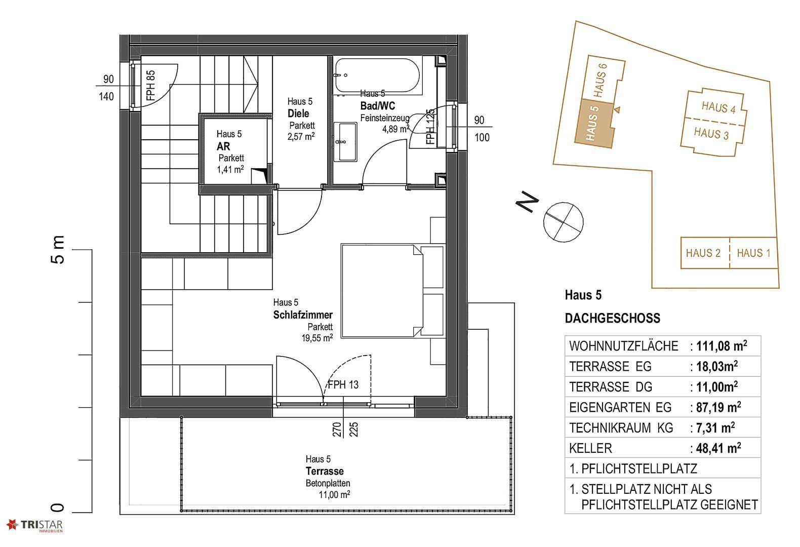 Grundriss des Dachgeschosses von Haus 5 mit einem Schlafzimmer, Badezimmer mit Badewanne und einer großen Terrasse.
