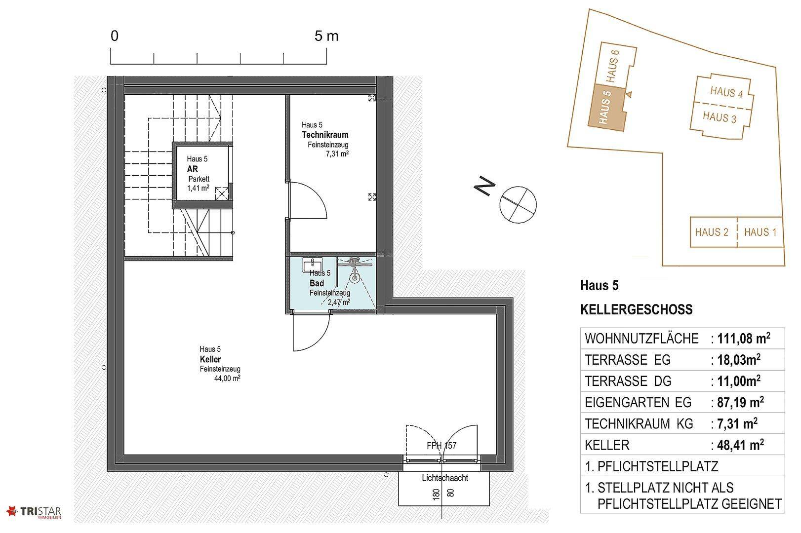 Grundriss des Kellergeschosses von Haus 5 mit großem Kellerraum, Technikraum und einem Badezimmer mit Dusche.