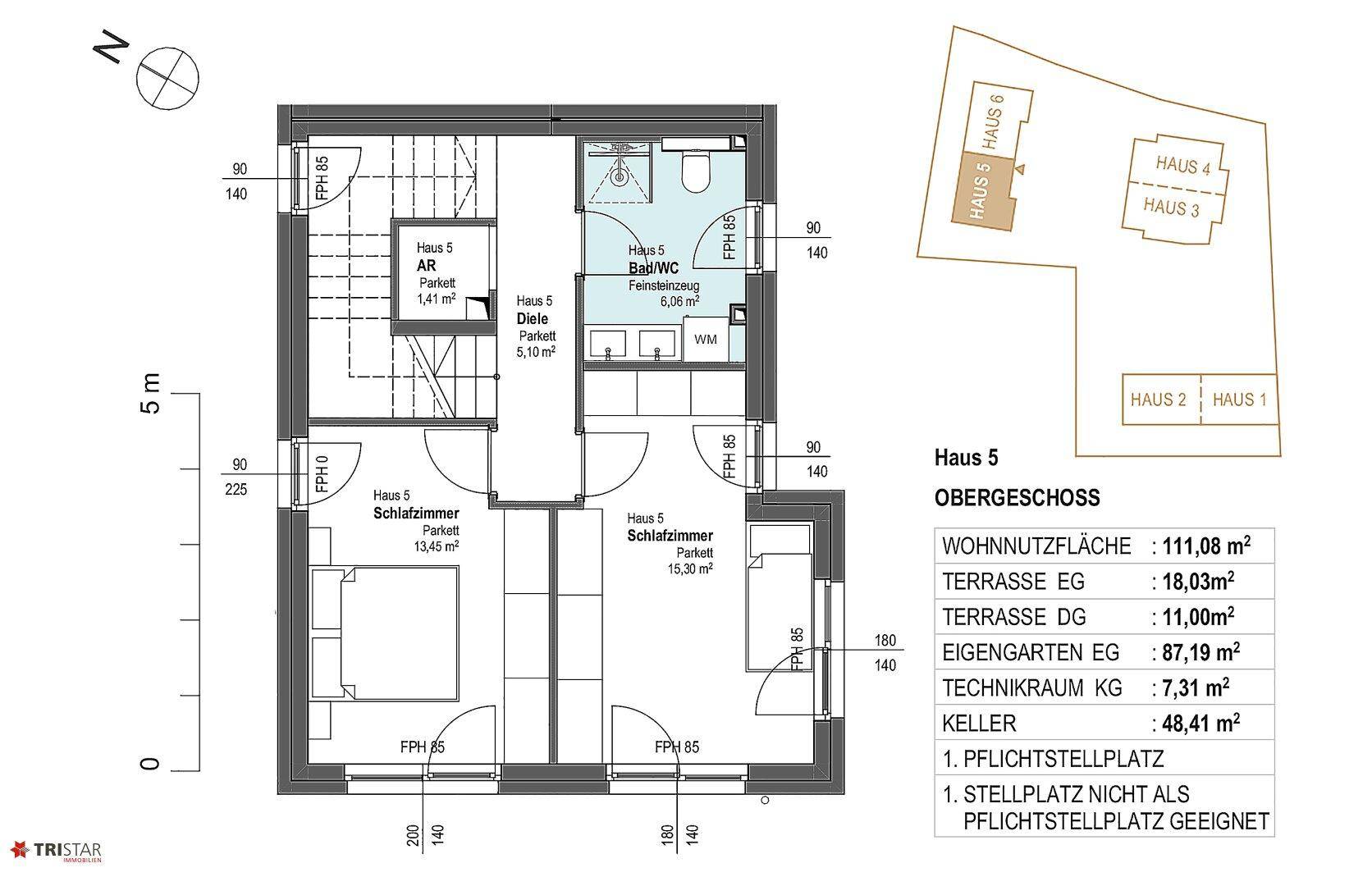 Grundriss des Obergeschosses von Haus 5 mit zwei Schlafzimmern und einem Badezimmer mit Dusche und Doppelwaschbecken.
