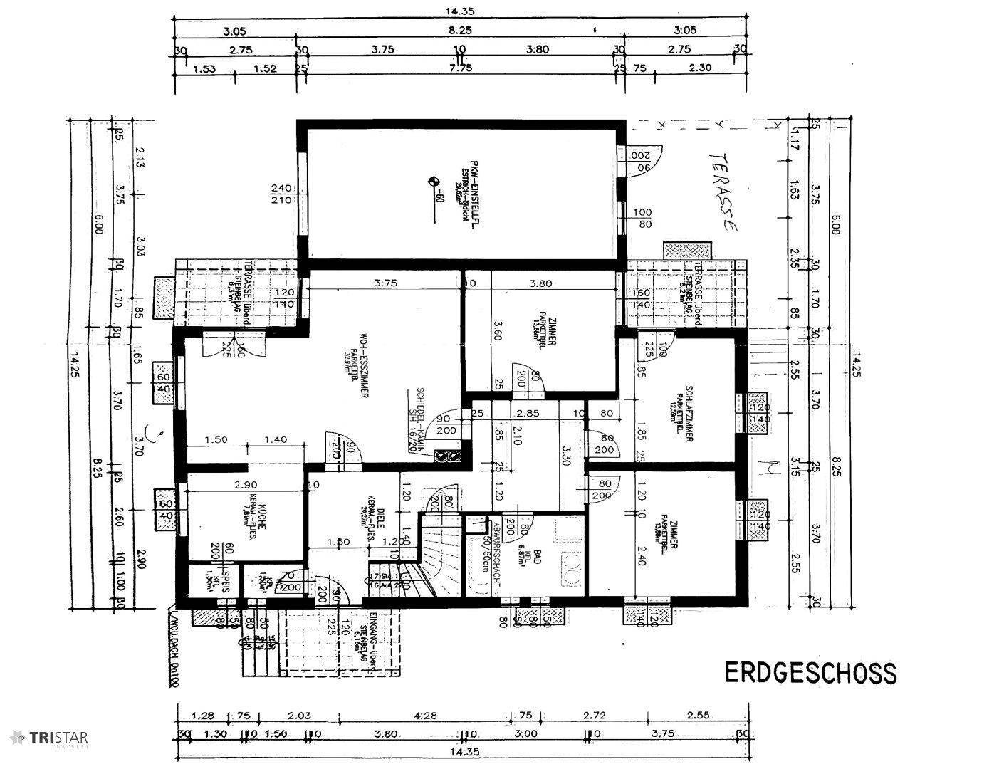 Grundriss des Erdgeschosses mit Wohn-Essbereich, Küche und Schlafzimmern.