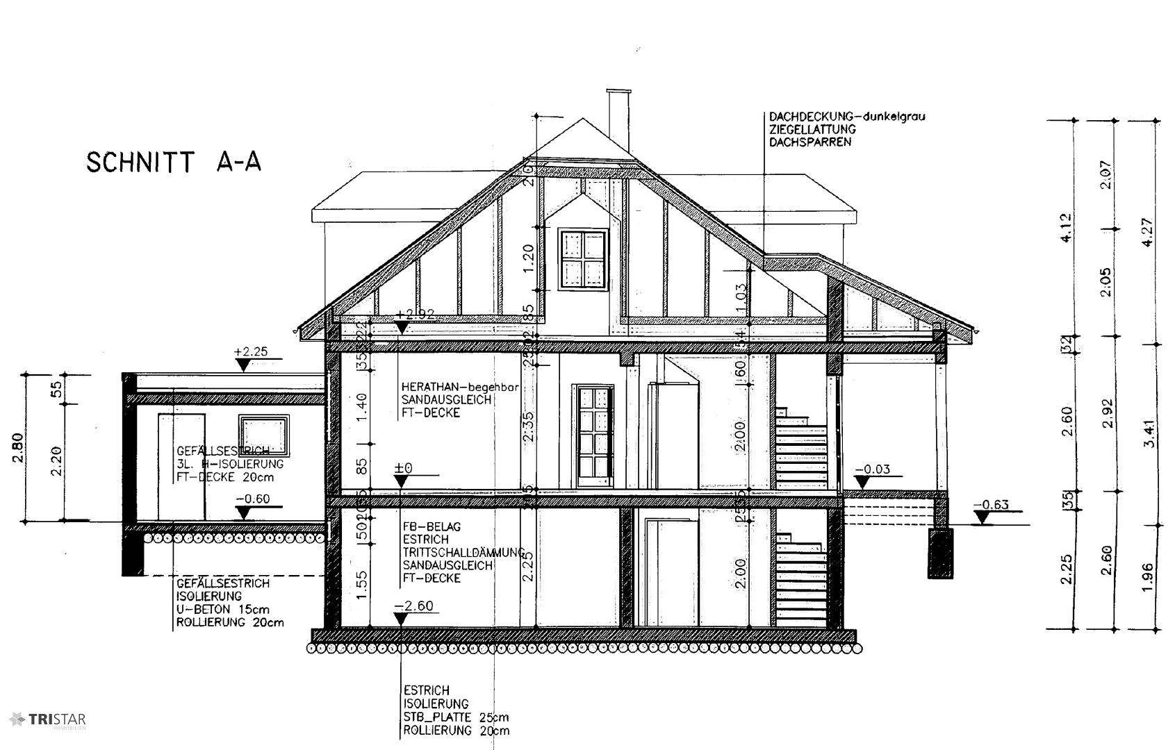 Schnittzeichnung des Hauses mit Details zu den Geschossen und Dachkonstruktion.