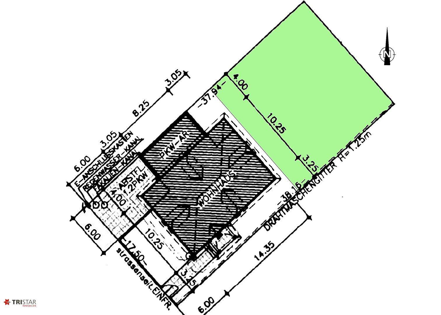 Lageplan des Wohnhauses mit Grundstücksgrenzen und Außenmaßen.