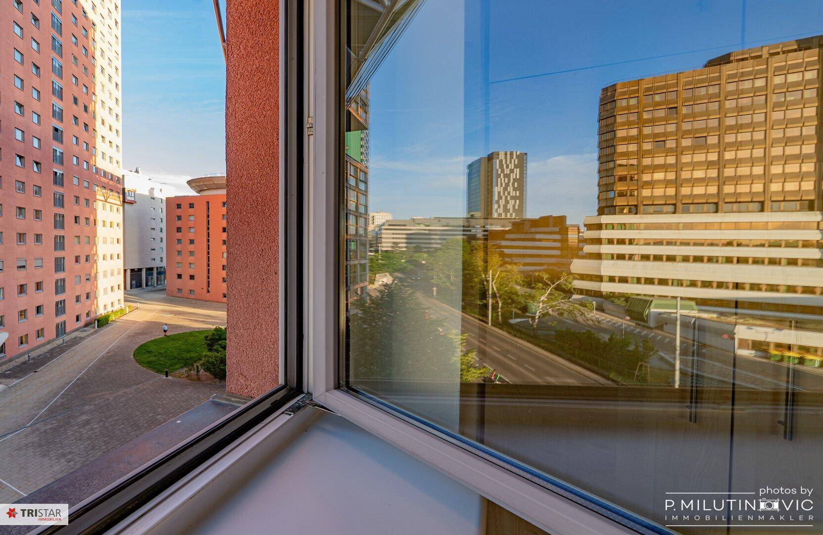 Blick aus dem Fenster auf die umliegende moderne Stadtarchitektur.