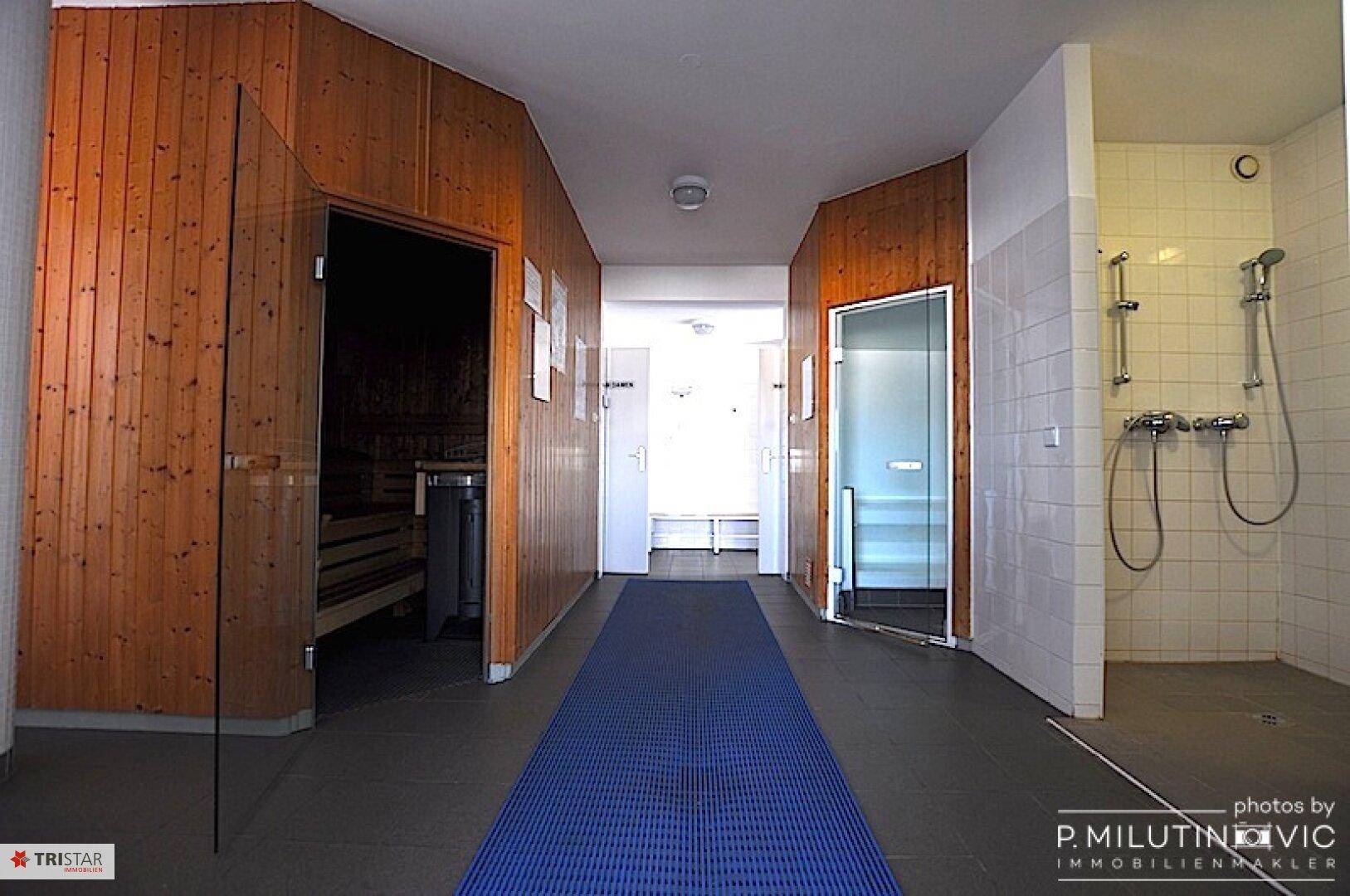 Wellnessbereich mit Sauna, Duschen und Zugang zu weiteren Entspannungsmöglichkeiten.