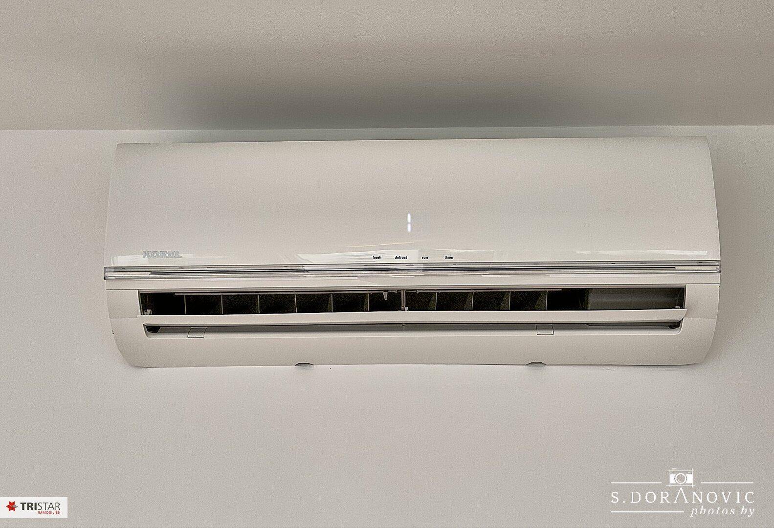 Wandmontierte Klimaanlage in modernem Design zur Temperaturregelung im Raum.