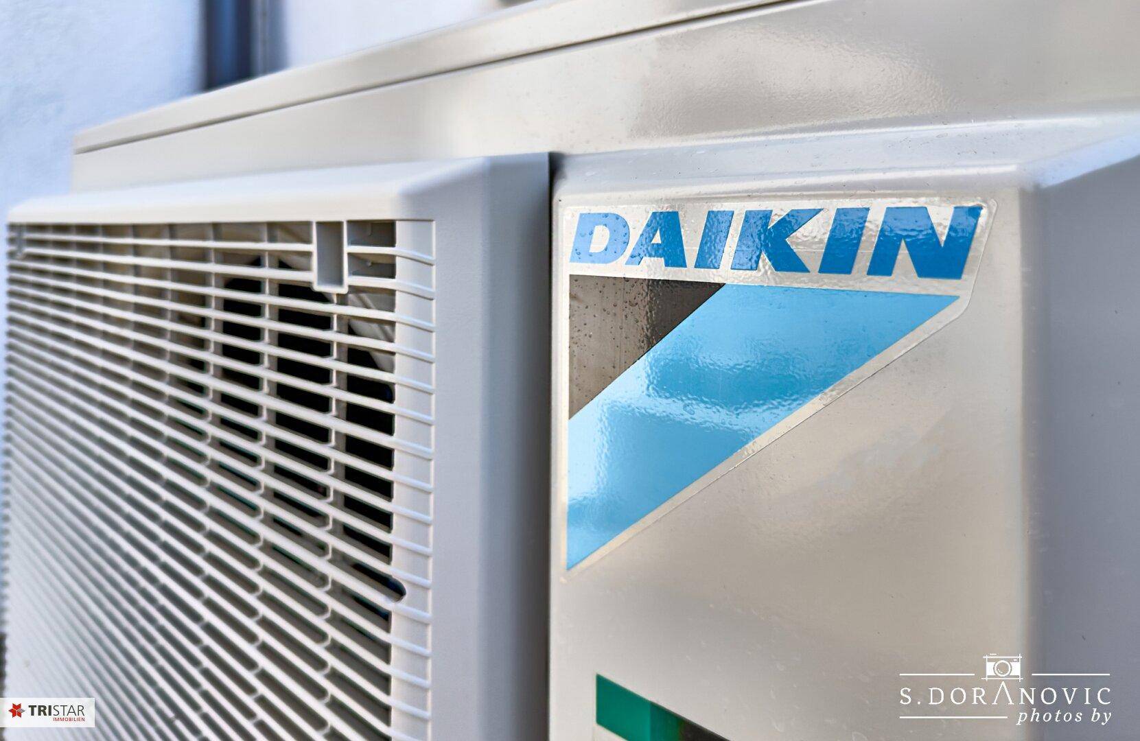 Nahaufnahme des Daikin-Logos auf der Außeneinheit einer Klimaanlage oder Wärmepumpe.