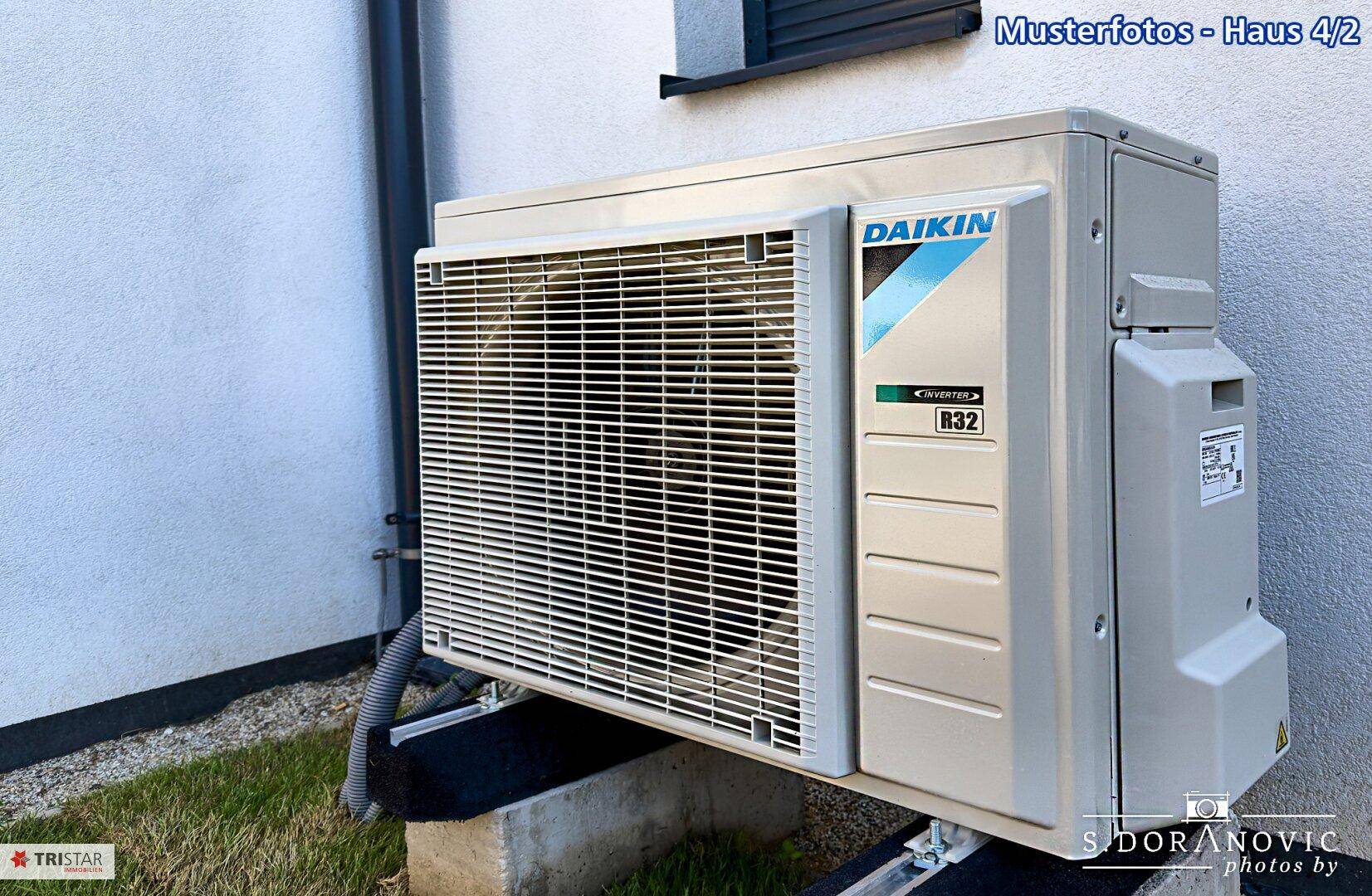 Außenansicht einer modernen Daikin Klimaanlage, die an der Hauswand montiert ist.