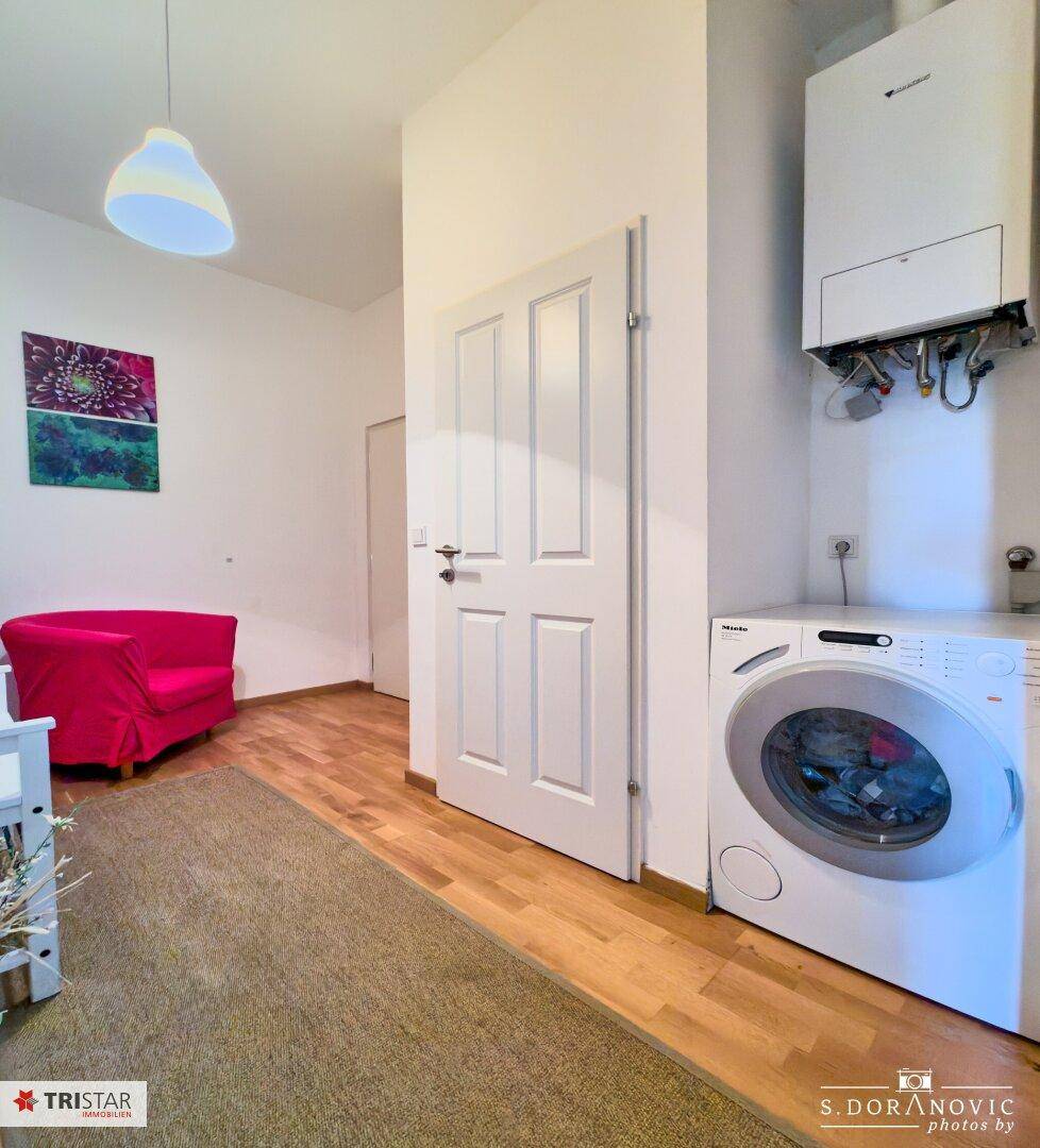 Waschmaschine und Heiztherme im Flurbereich, praktisch und platzsparend integriert.