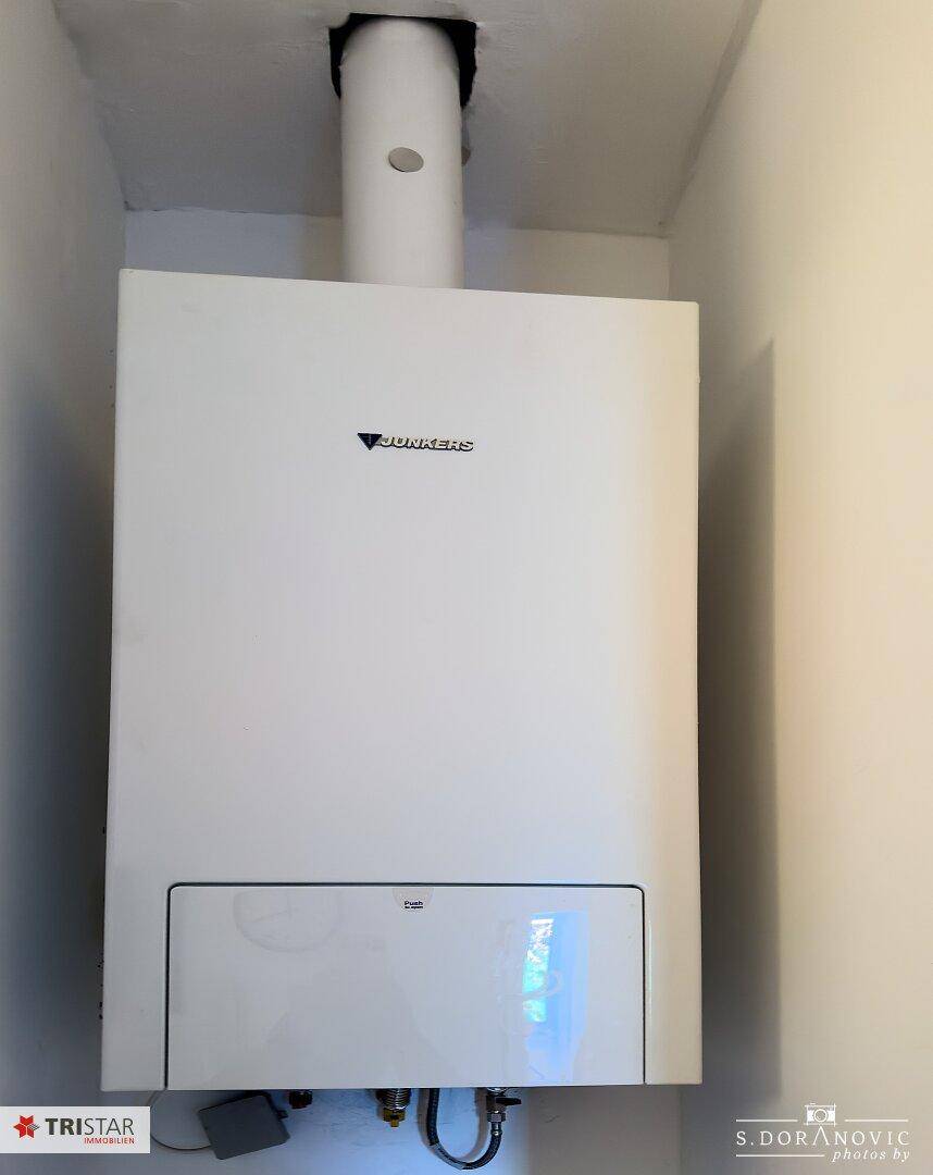 Detailansicht der Junkers Gastherme, die für Warmwasser und Heizung sorgt.