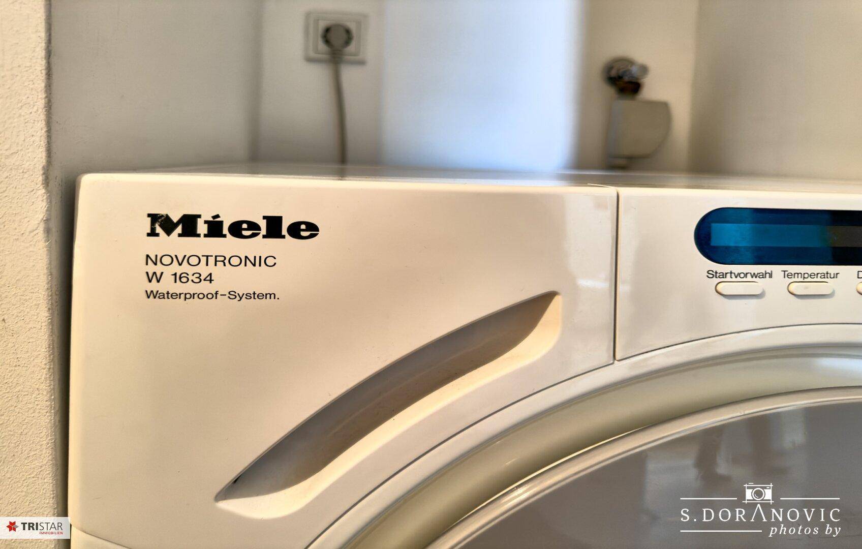 Nahaufnahme einer Miele Waschmaschine, die die Qualität der Haushaltsgeräte hervorhebt.