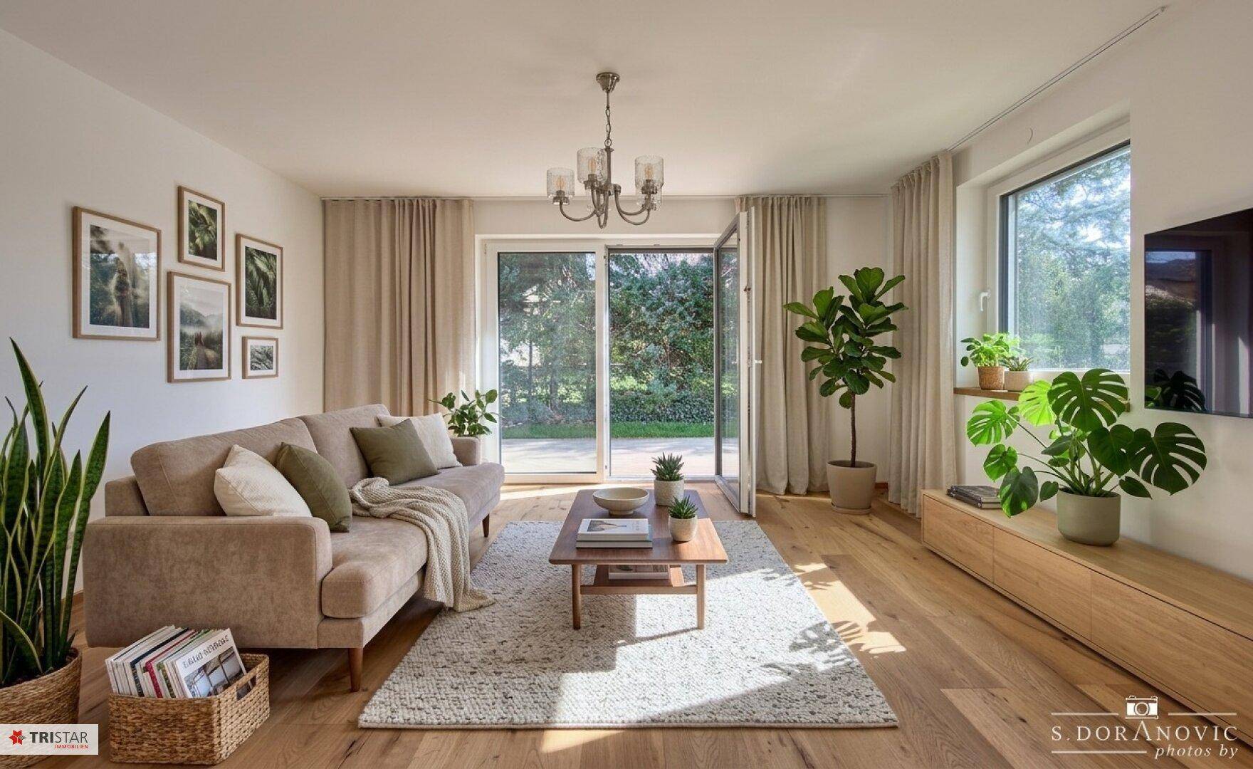 Gemütliches Wohnzimmer mit Holzboden, großen Fenstern und direktem Zugang zum Garten.