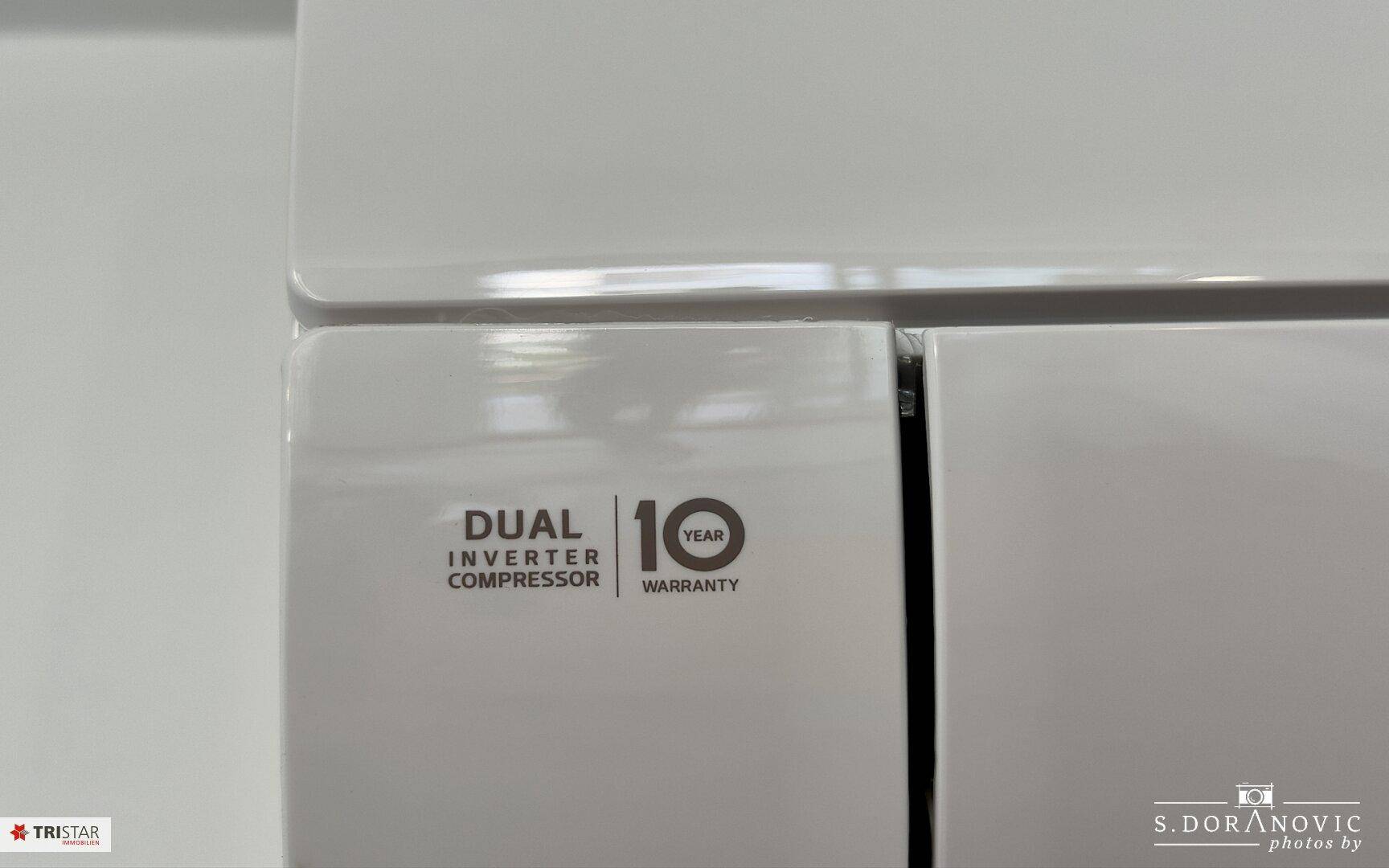 Detailaufnahme der Klimaanlage mit "Dual Inverter Compressor" und "10 Year Warranty" Beschriftung.