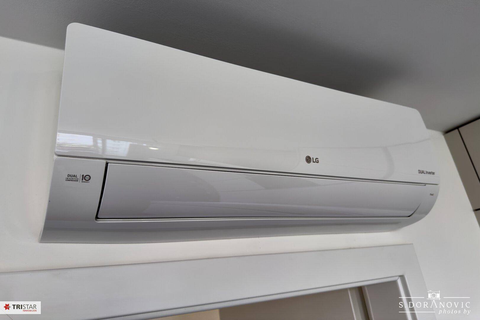 Moderne weiße Klimaanlage an der Wand über einem Türrahmen, sorgt für Komfort.