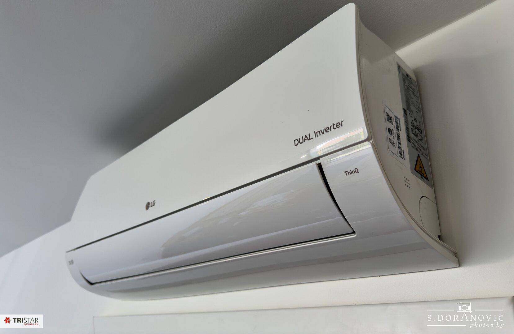 Weiße Klimaanlage der Marke LG an der Wand montiert, für angenehme Raumtemperatur.