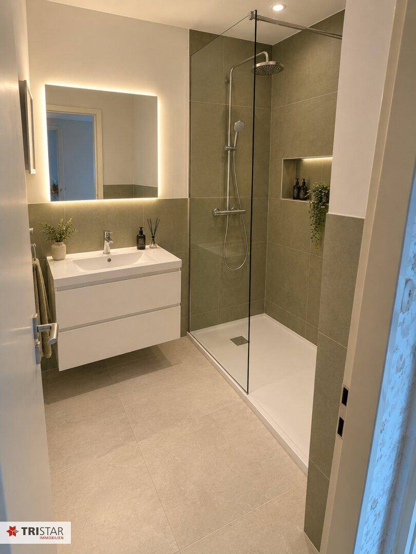 Modernes Badezimmer mit begehbarer Dusche, beleuchtetem Spiegel und schwebendem Waschtisch.