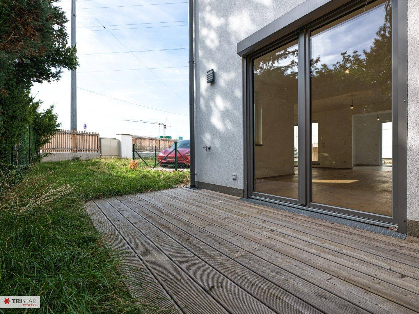 Holzterrasse am Haus mit Blick auf den Garten und die Umgebung.