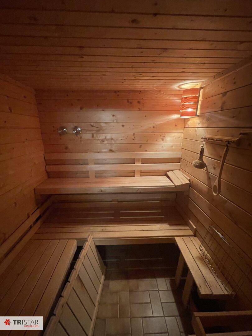 Traditionelle Holzsauna mit mehreren Bänken für Entspannung und Wellness.