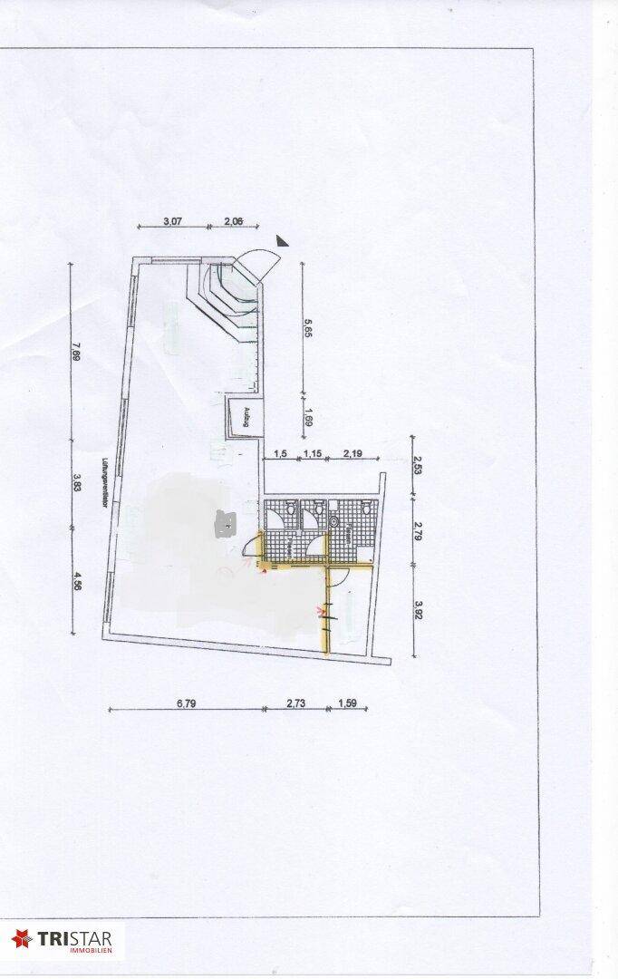 Grundriss zeigt die Aufteilung eines Raumes mit Treppe und Sanitärbereich, inklusive Maßen.