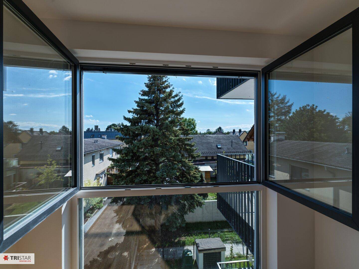 Große Fenster bieten einen weiten Blick auf die Umgebung und viel natürliches Licht.