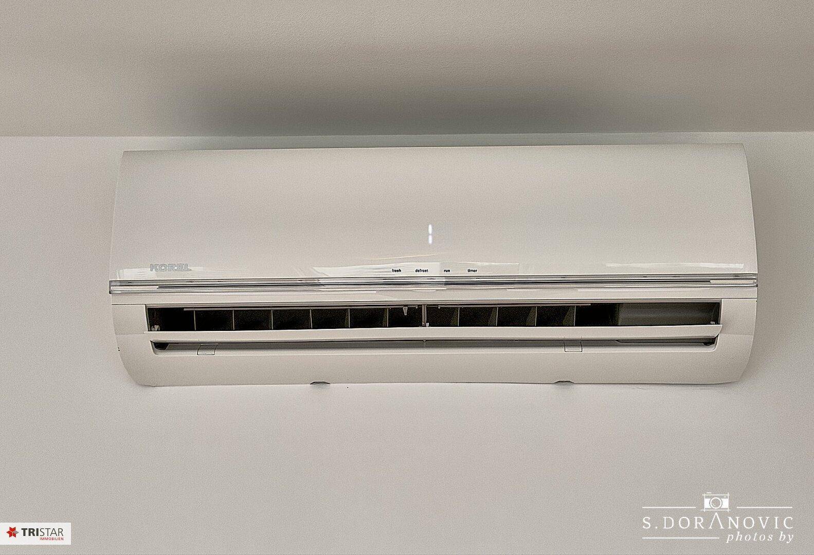 Wandmontierte Klimaanlage für angenehme Raumtemperatur und Komfort im Wohnbereich.
