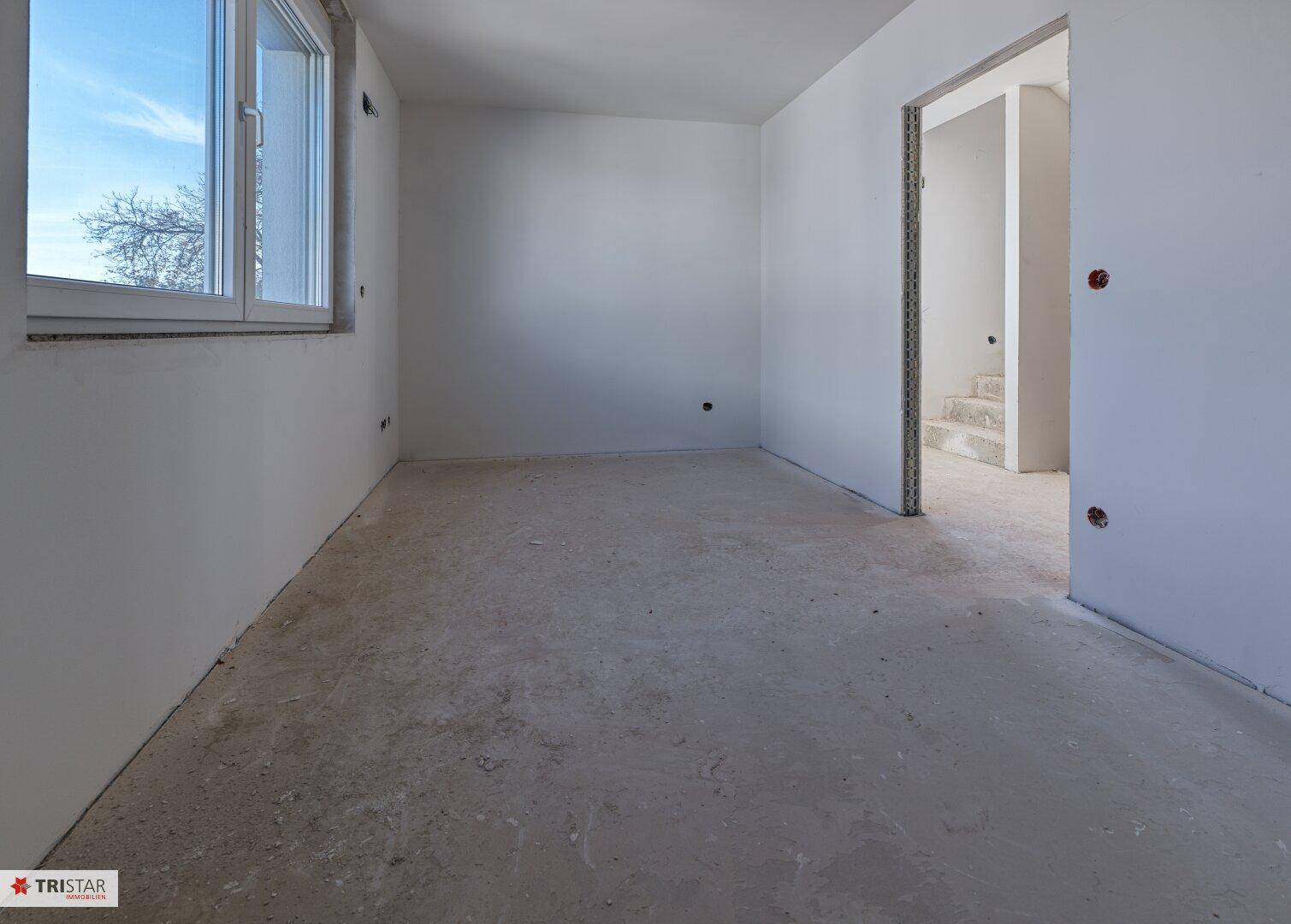 Heller, unfertiger Raum mit Fenster, ideal als Schlafzimmer oder Büro, bereit zum Ausbau.
