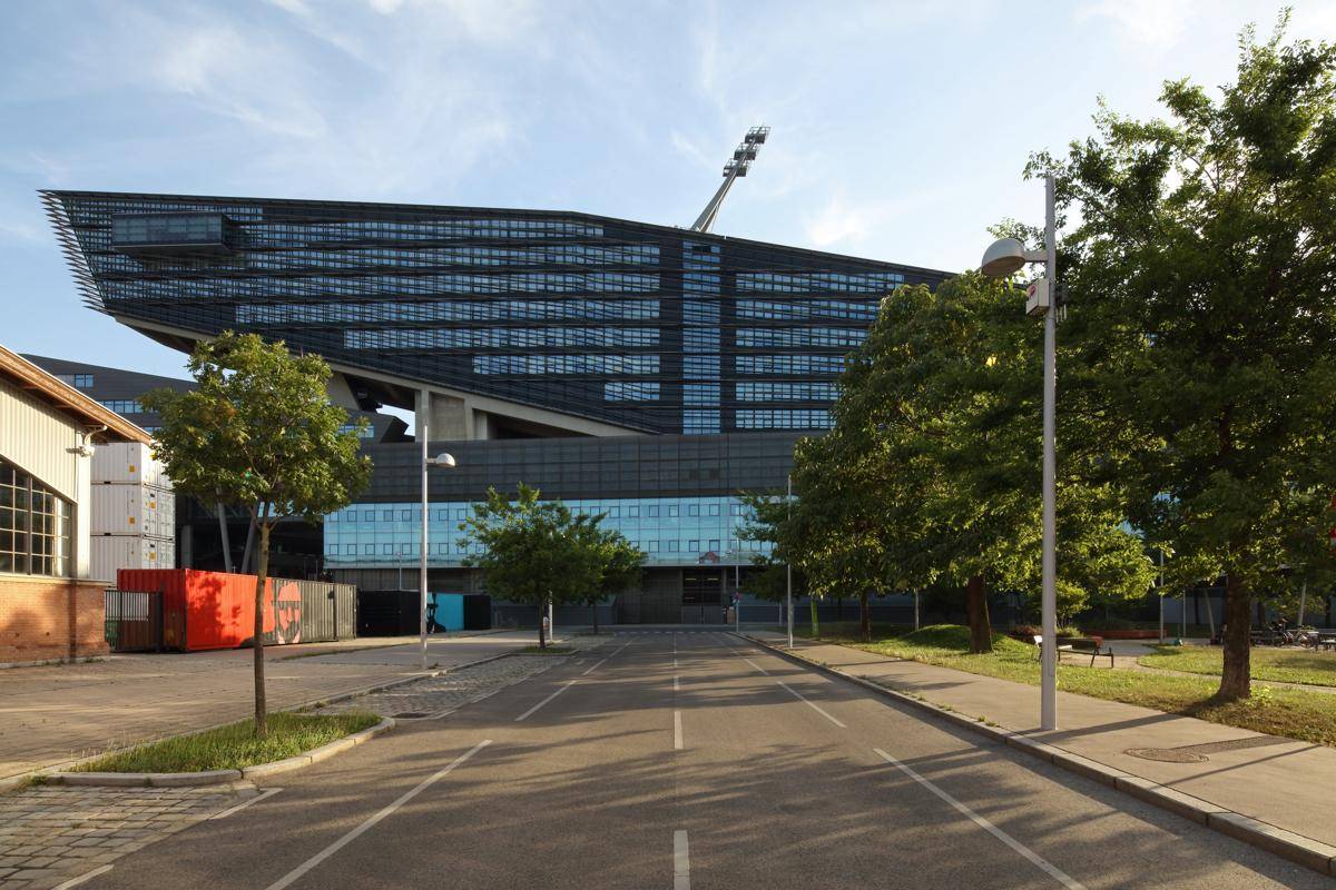 Straßenansicht des modernen Bürogebäudes mit markanter Architektur und umliegender Infrastruktur.
