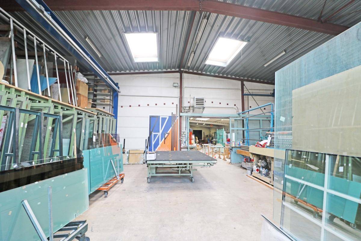 Lagerhalle mit Verbindung zur Werkstatt