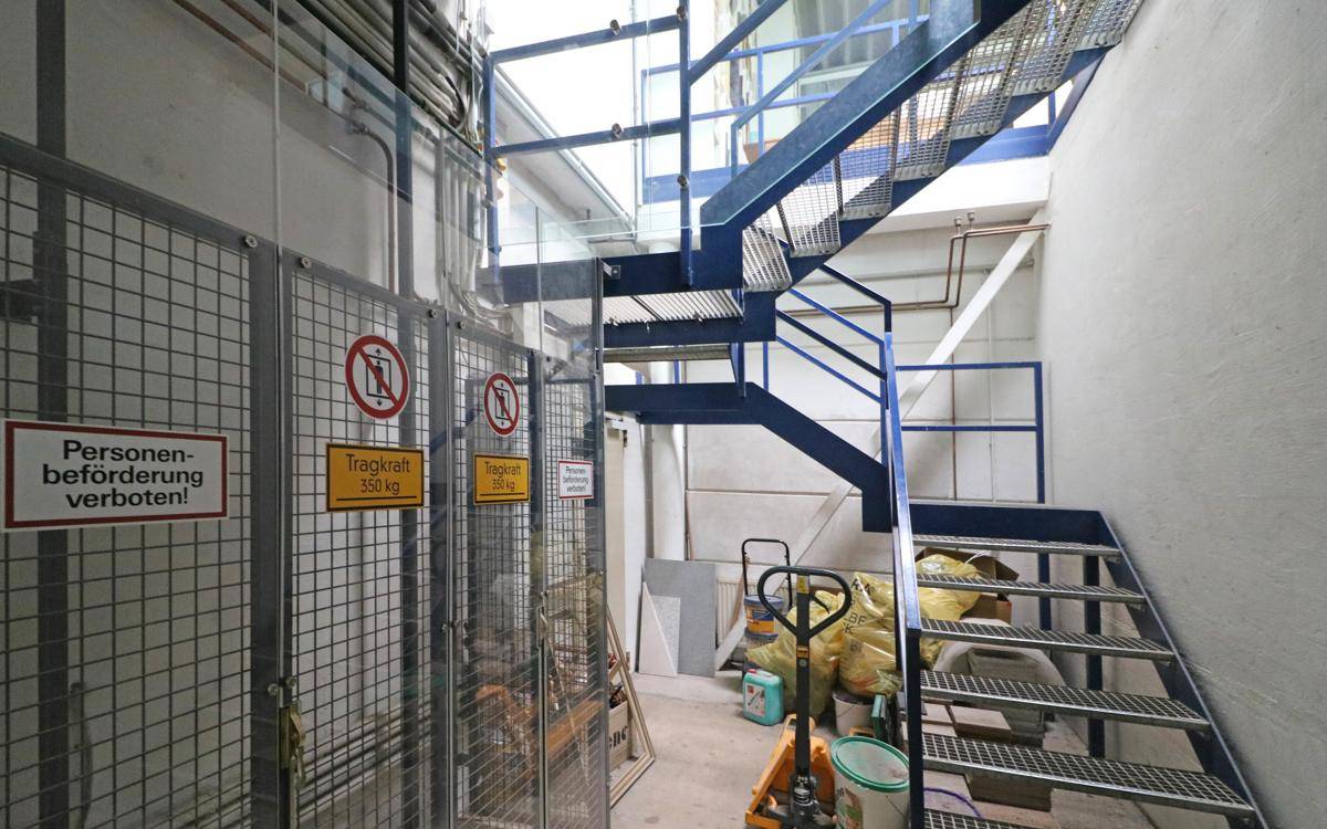 Lastenaufzug zu Werkstatt im OG