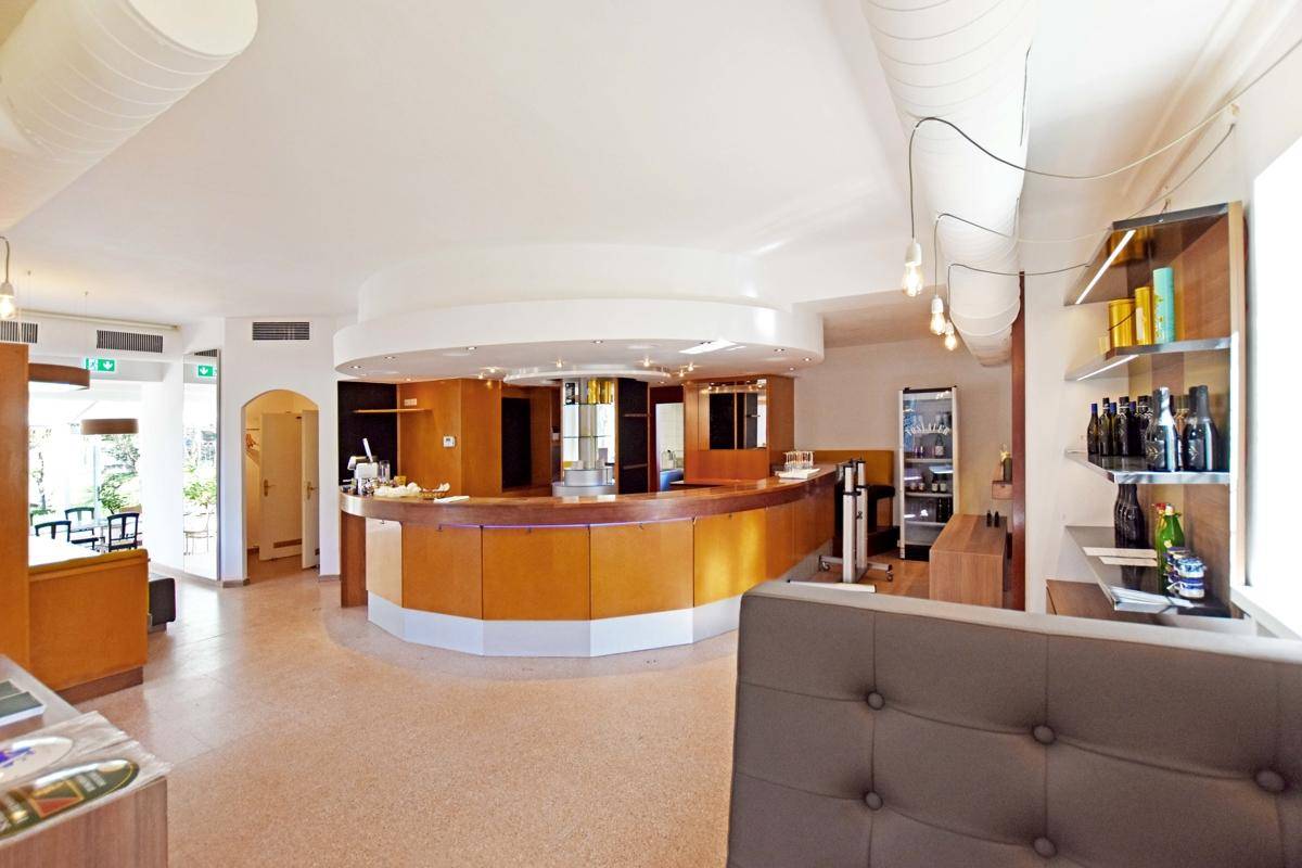 Gastraum mit Bar