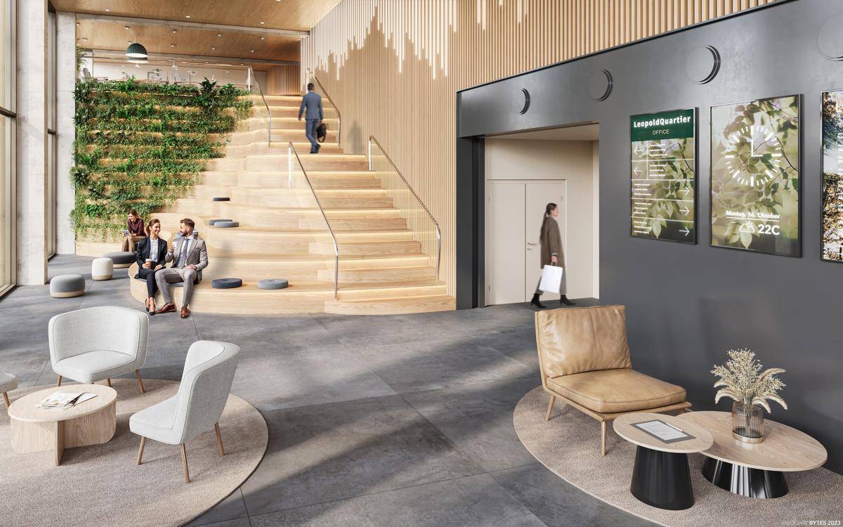 Moderne und einladende Bürolobby mit breiter Holztreppe, vertikaler Begrünung und bequemen Sitzgelegenheiten.