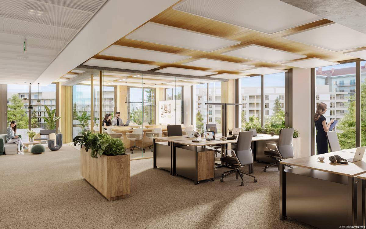 Helles, offenes Büro mit großen Fenstern, Teppichboden und modernen Arbeitsplätzen, umgeben von viel Grün.