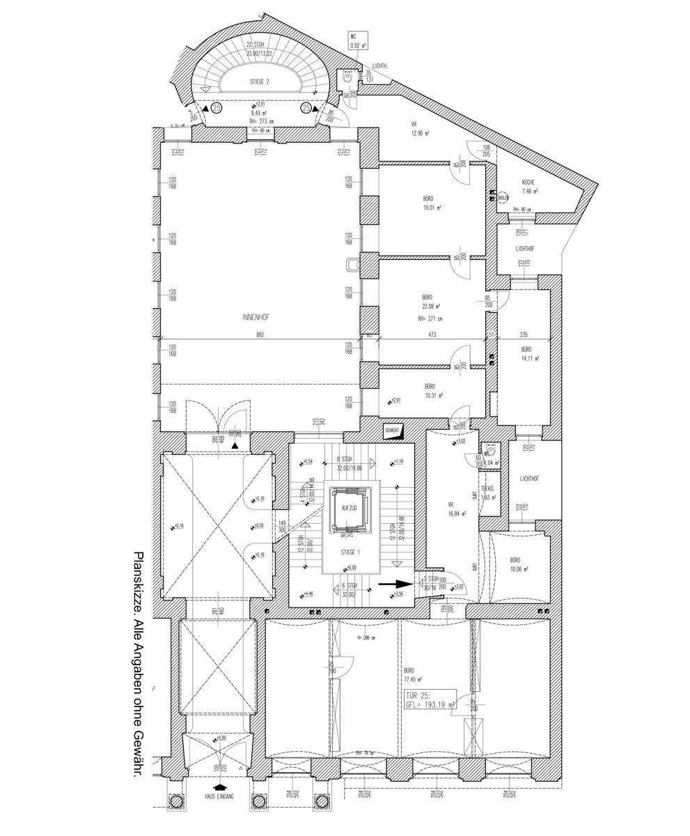 Detaillierter Grundrissplan eines Gebäudes mit mehreren Einheiten, Innenhof und zentralem Treppenhaus.