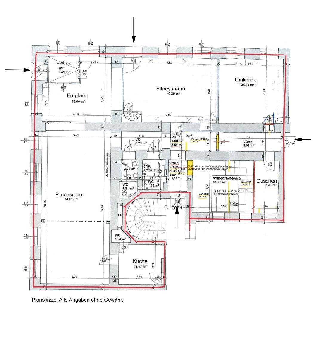 Grundriss des Erdgeschosses mit Fitnessräumen, Umkleide und Empfangsbereich, offen gestaltet.