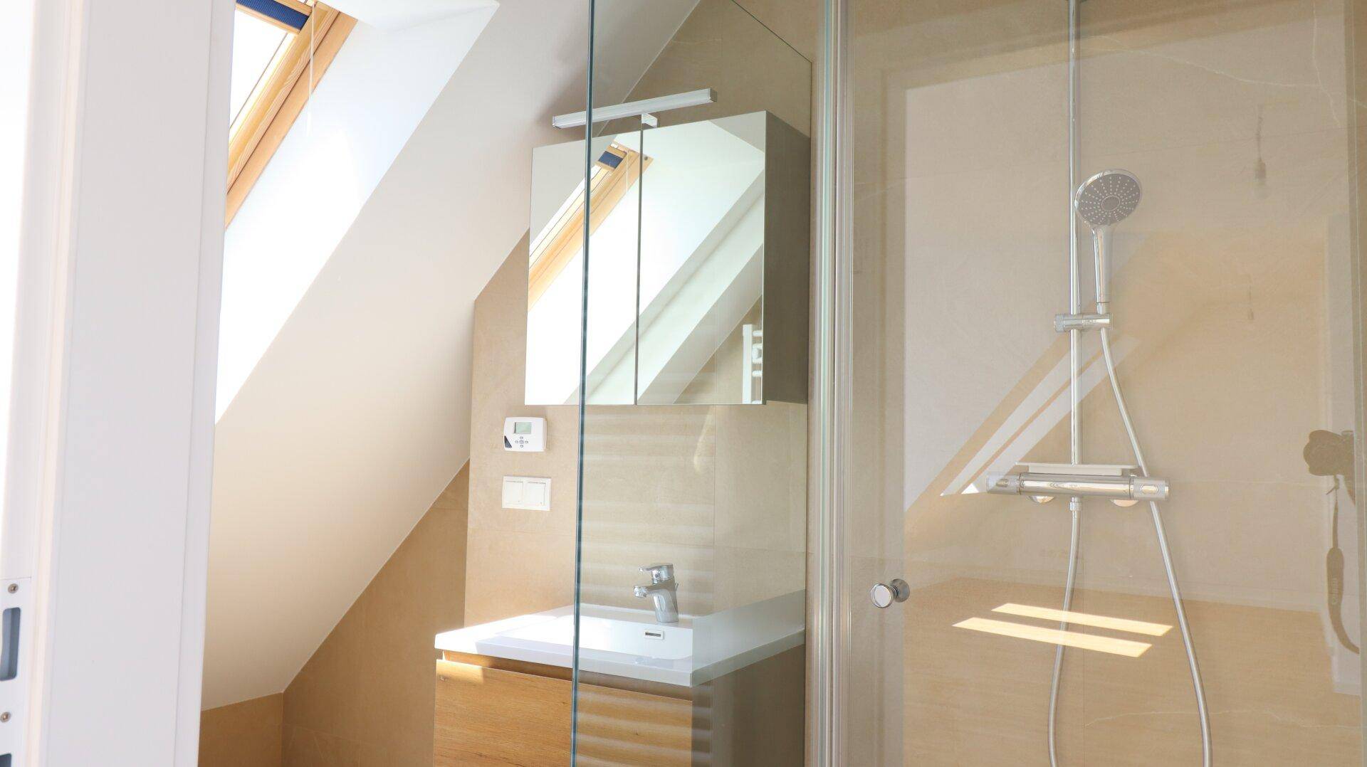 Kleines Duschbad mit WC - oberes Wohngeschoss