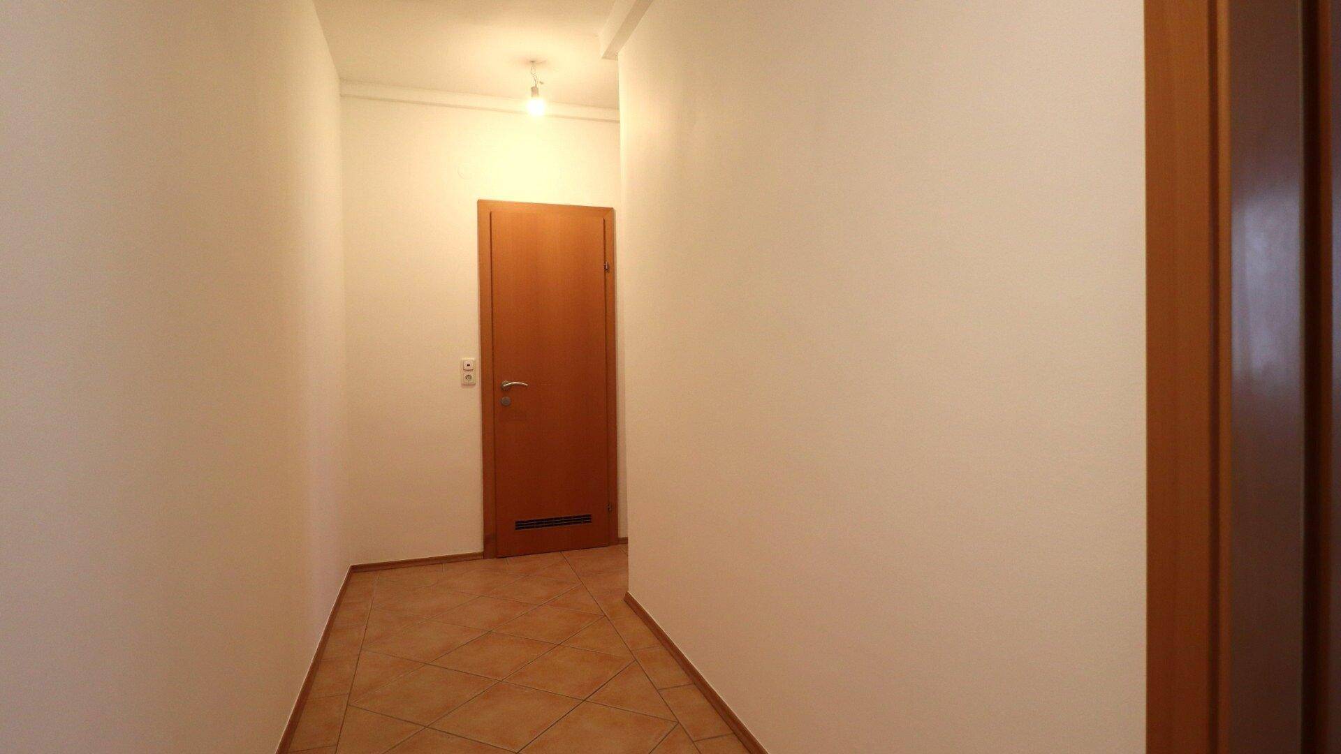 Vorzimmer_Blick Badezimmer