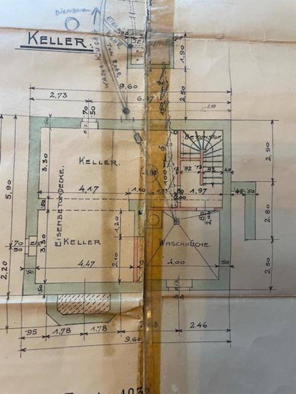Historischer Grundriss des Kellers mit eingezeichneten Räumen und Treppenaufgang.