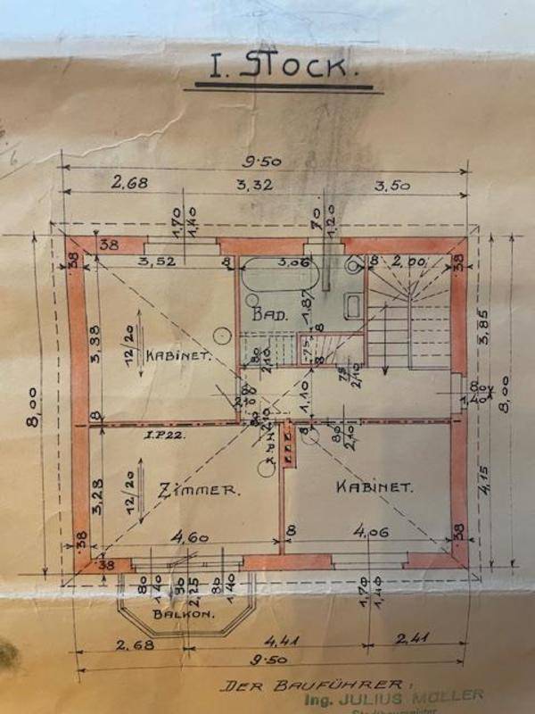 Historischer Grundriss des ersten Stocks mit Bad, Zimmern und Balkonzugang.