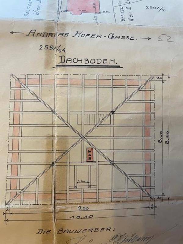 Historischer Grundriss des Dachbodens mit strukturellen Details und Abmessungen.